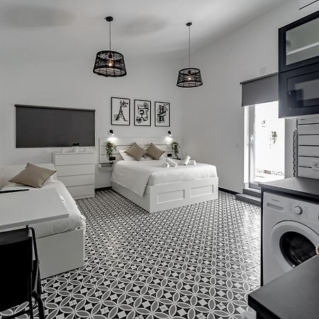 Apartamentos Pino Бенидорм Стая снимка