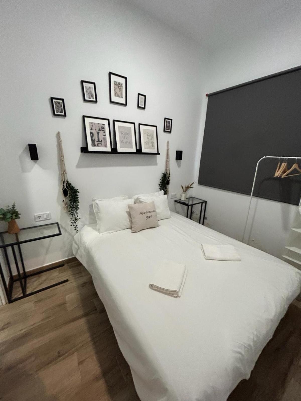 Apartamentos Pino Бенидорм Стая снимка