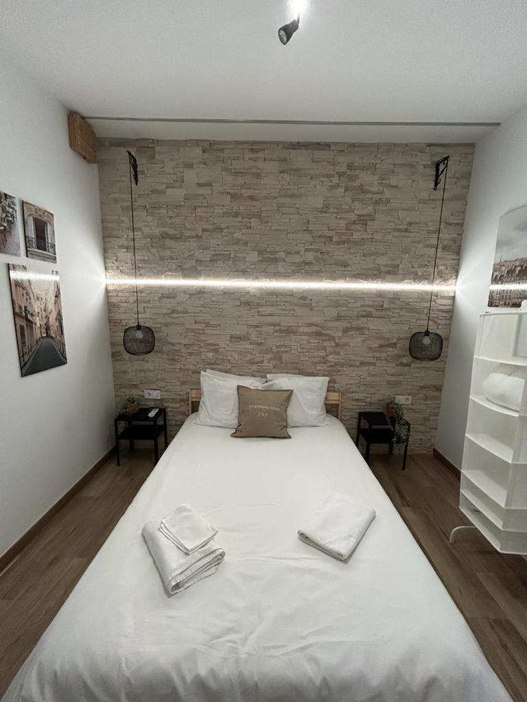 Apartamentos Pino Бенидорм Стая снимка