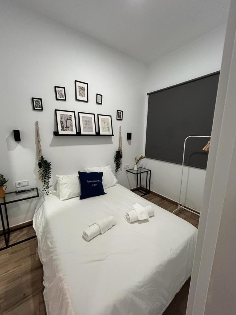 Apartamentos Pino Бенидорм Стая снимка