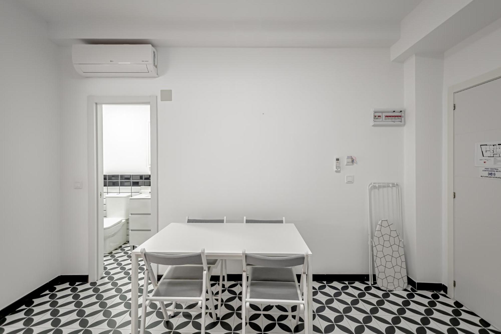 Apartamentos Pino Бенидорм Стая снимка