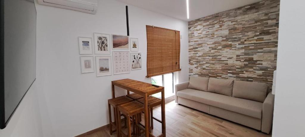 Apartamentos Pino Бенидорм Стая снимка
