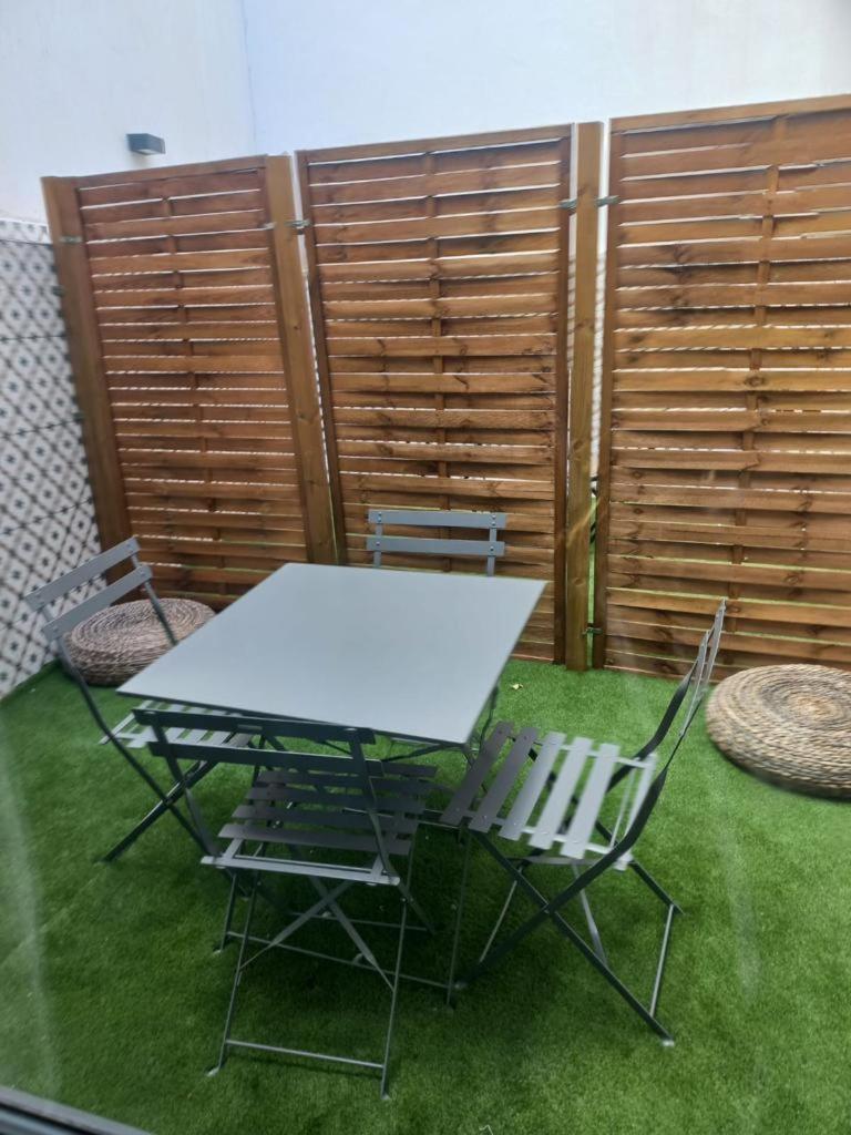 Apartamentos Pino Бенидорм Стая снимка